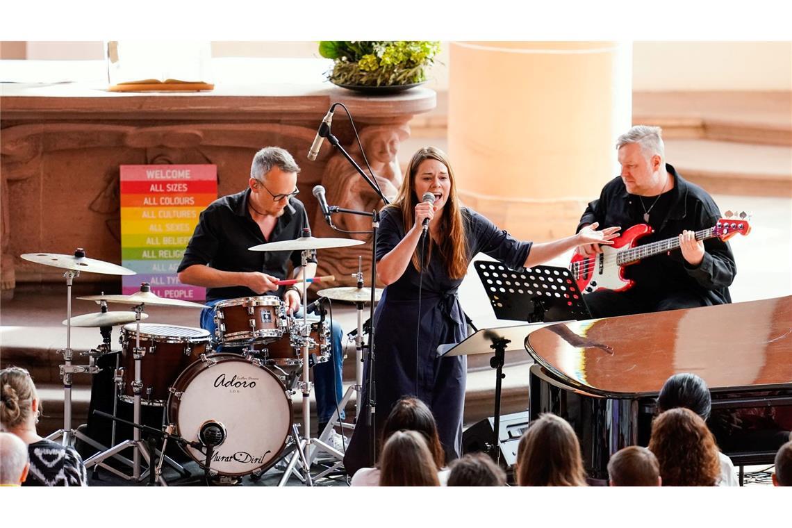 Sängerin Tine Wiechmann covert Taylor-Swift-Songs in der Kirche.