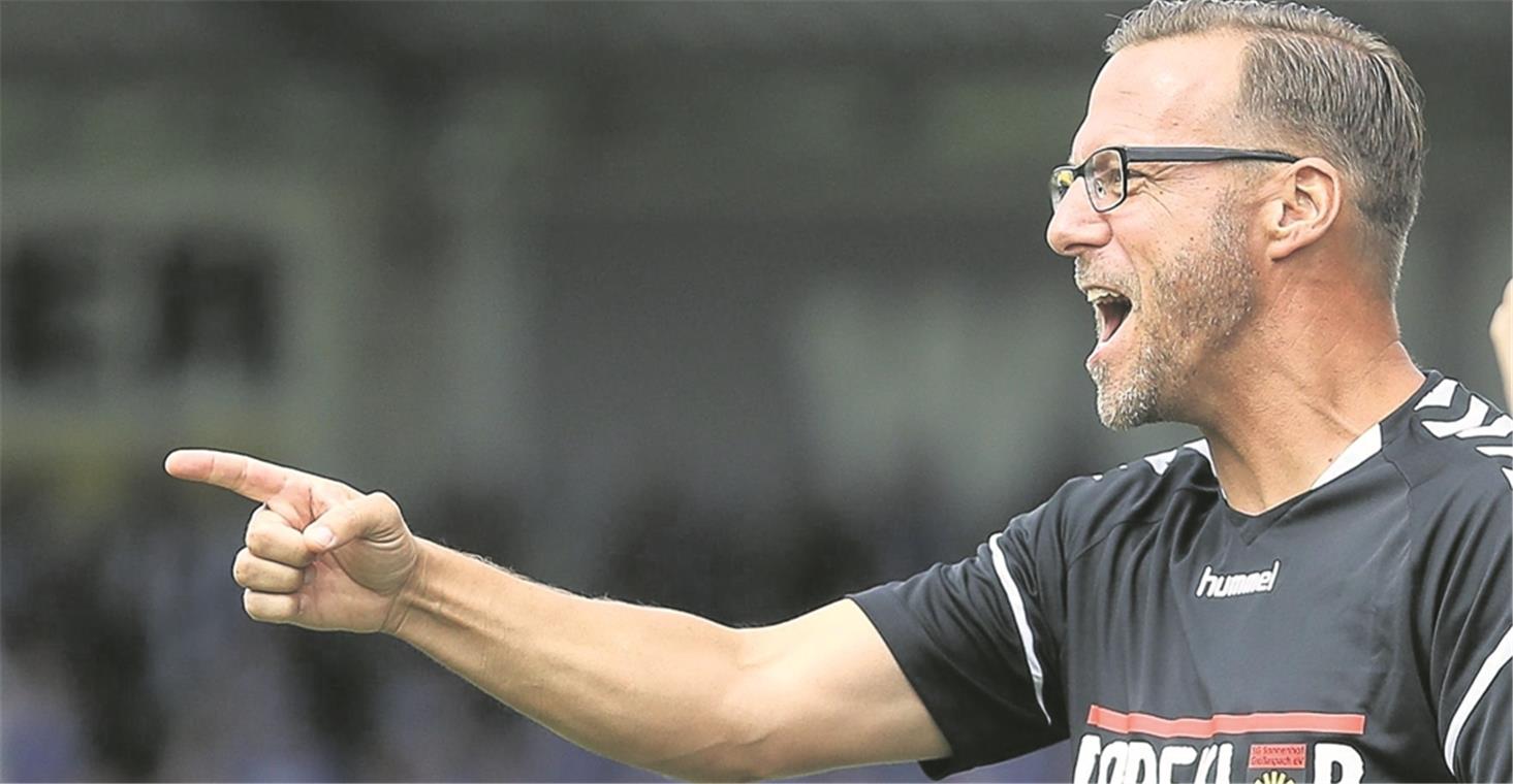Ein Stück näher ran ans Fußball-Spektakel Sagt heute ab 19 Uhr auf Facebook-Live, was Sache ist und beantwortet ihre Fragen zur WM: SG-Trainer Sascha Hildmann. Fotos: A. Becher/Baumann