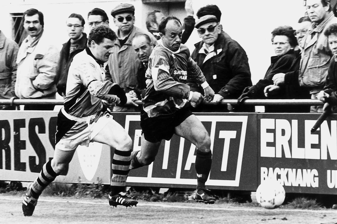 Saison 1993/1994, Heimspiel gegen Sindelfingen: Axel Bohmwetsch (rechts) zieht an seinem Gegenspieler vorbei. Foto: BKZ-Archiv