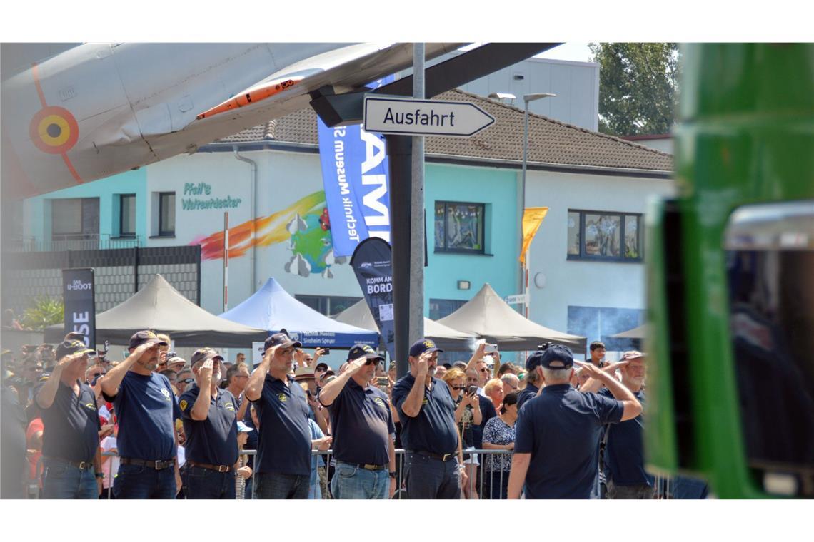 Salutieren zur Begrüßung