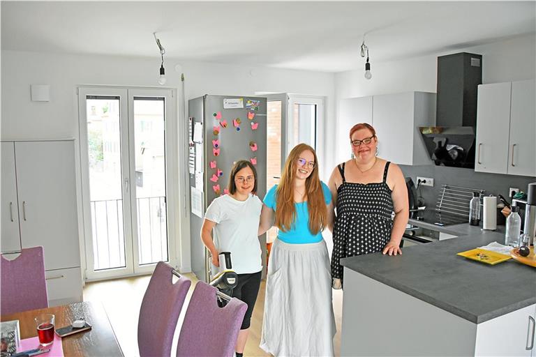 Samara, Hannah und Anne (von links) wohnen seit Juli in ihrer WG in der Backnanger Innenstadt und leben sich gerade ein. Fotos: Tobias Sellmaier