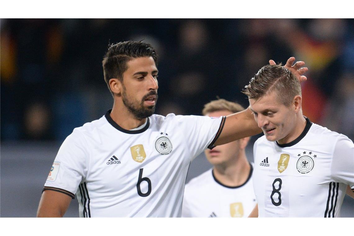 Sami Khedira (links) und Toni Kroos spielten gemeinsam in der DFB-Elf und bei Real Madrid. (Archivbild)