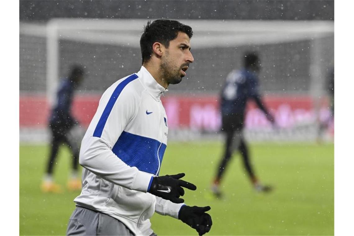 Khedira-Rückkehr: VfB-Trainer stolz, Hertha-Coach vorsichtig Sami Khedira von Hertha BSC beim Aufwärmen. Foto: John Macdougall/AFP-Pool/dpa