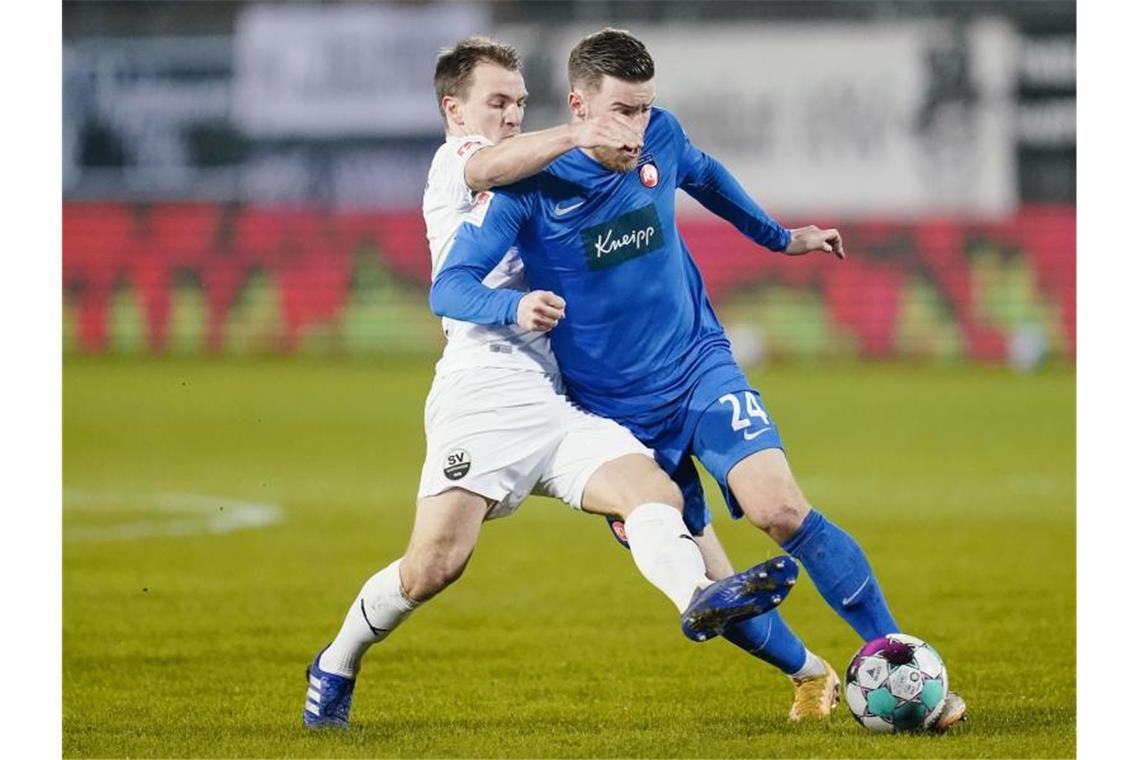 SV Sandhausen beendet Negativtrend mit Sieg über Heidenheim Sandhausens Emanuel Taffertshofer (l) und Heidenheims Christian Kühlwetter kämpfen um den Ball. Foto: Uwe Anspach/dpa