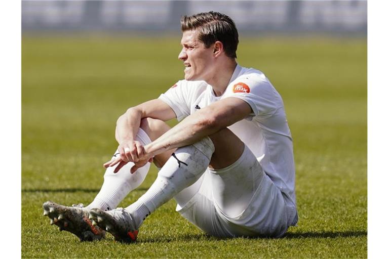 Sandhausens Kevin Behrens sitzt auf dem Spielfeld. Foto: Uwe Anspach/dpa/Archivbild