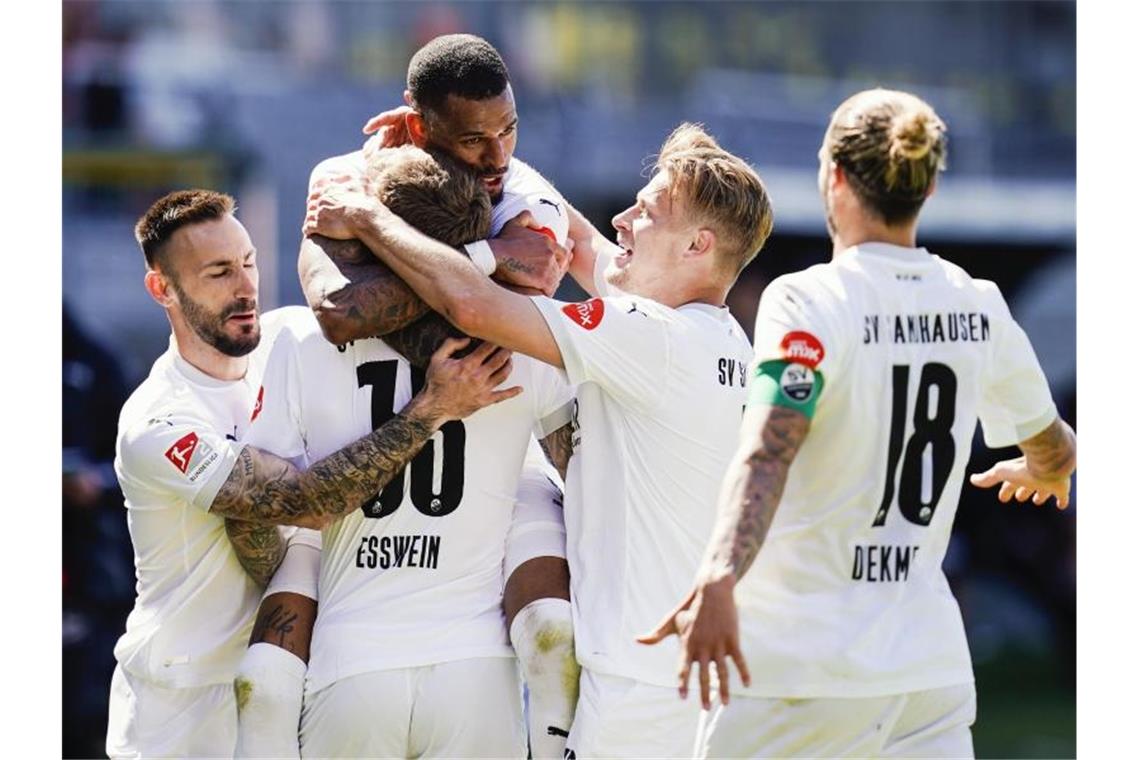Dritter Sieg in Serie: Sandhausen springt auf Platz 15 Sandhausens Torschütze Daniel Keita Ruel (M) jubelt mit Mannschaftskollegen über das Tor. Foto: Uwe Anspach/dpa