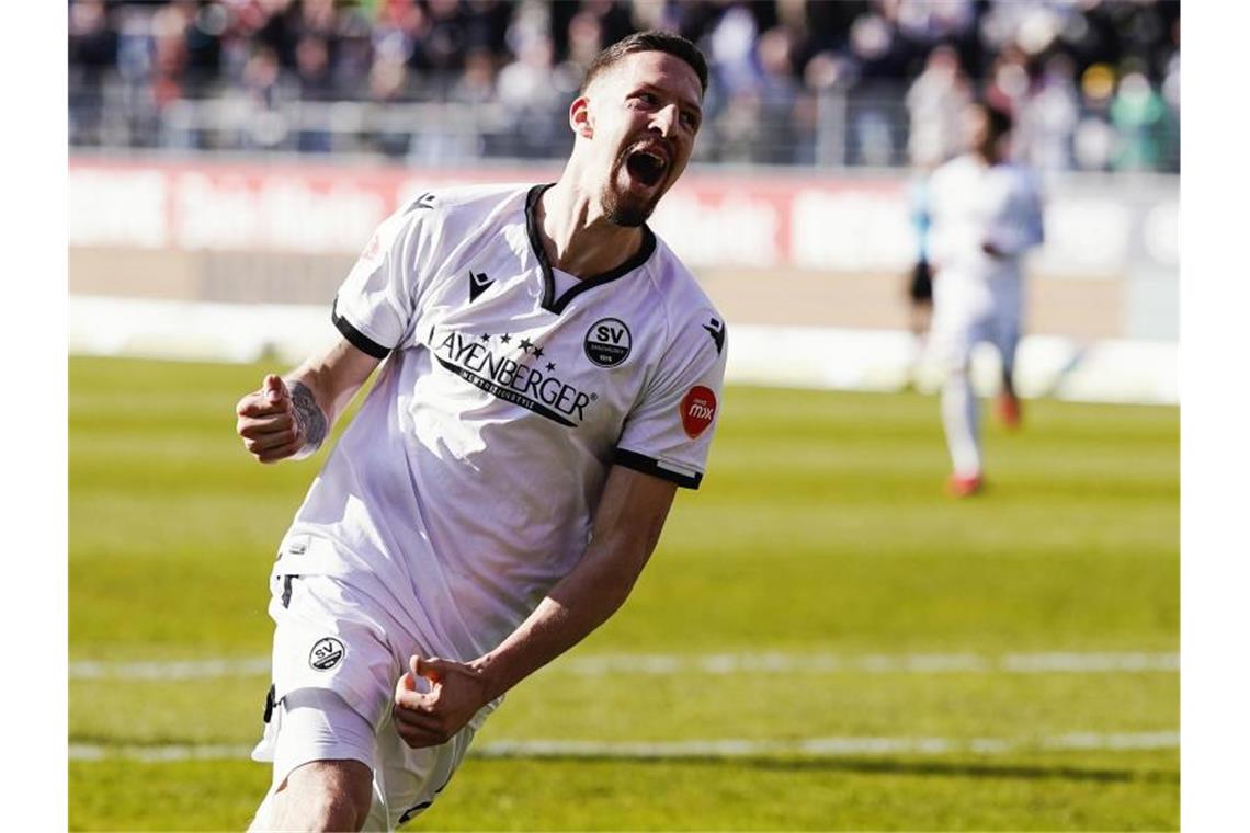Sandhausen hofft auch in Darmstadt auf Erfolg Sandhausens Torschütze Janik Bachmann bei einem Spiel gegen Hannover 96. Foto: Uwe Anspach/dpa/Archvibild