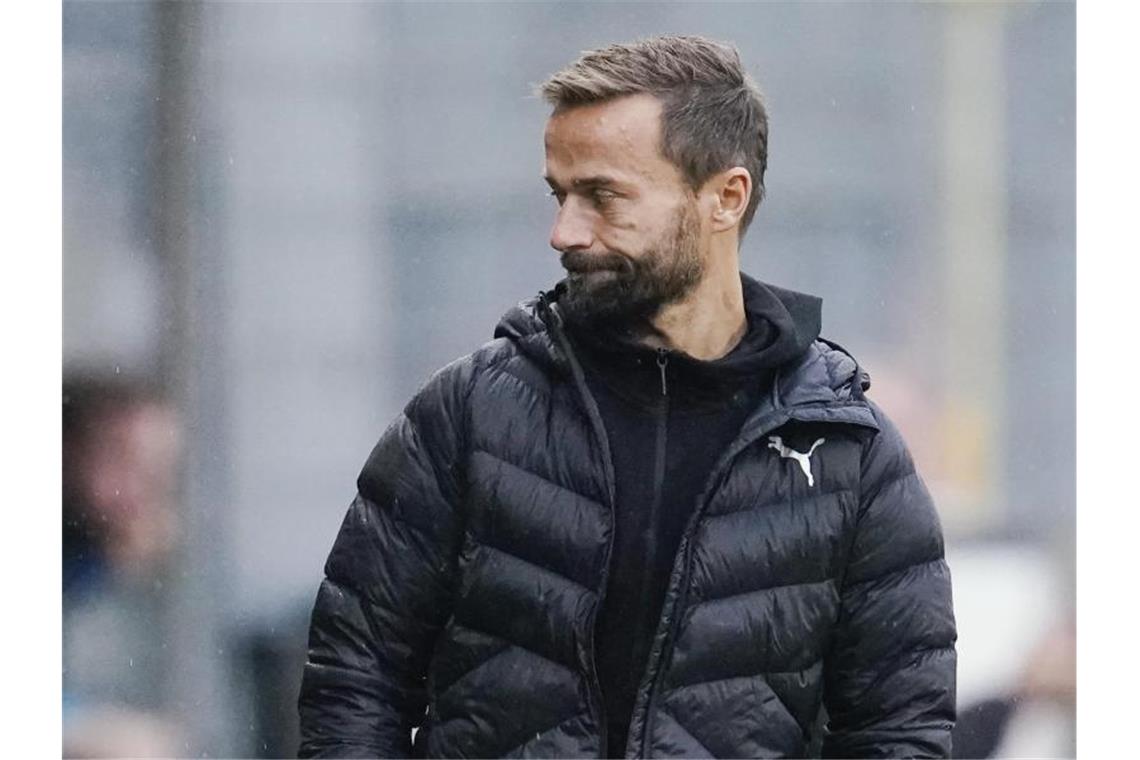 Nach Torhüter-Rauswurf: Schiele hofft auf positive Folgen Sandhausens Trainer Michael Schiele steht am Spielfeldrand. Foto: Uwe Anspach/dpa