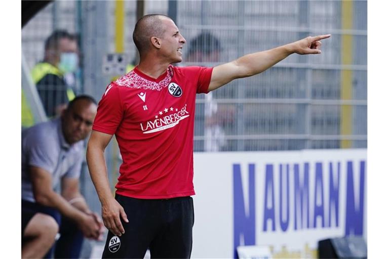 Sandhausens Trainer Stefan Kulovits gestikuliert. Foto: Uwe Anspach/dpa/Archivbild