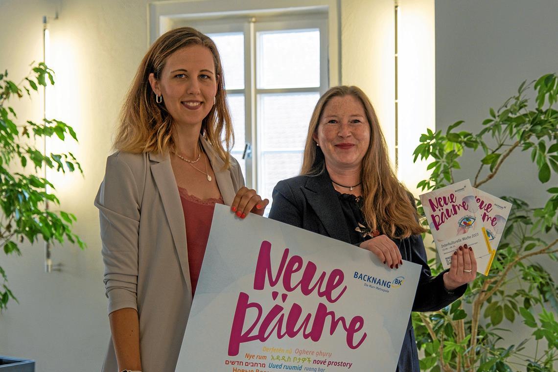 Sandra Amofah mit Kulturdezernentin Regine Wüllenweber bei der Präsentation des Programms der Interkulturellen Woche im vergangenen Jahr. Archivfoto: Stadt Backnang