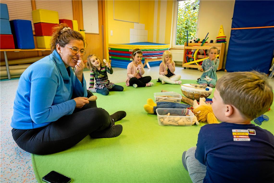 Sandra Kaiser führt Kindergartenkinder spielerisch an Musik heran. Fotos: Alexander Becher