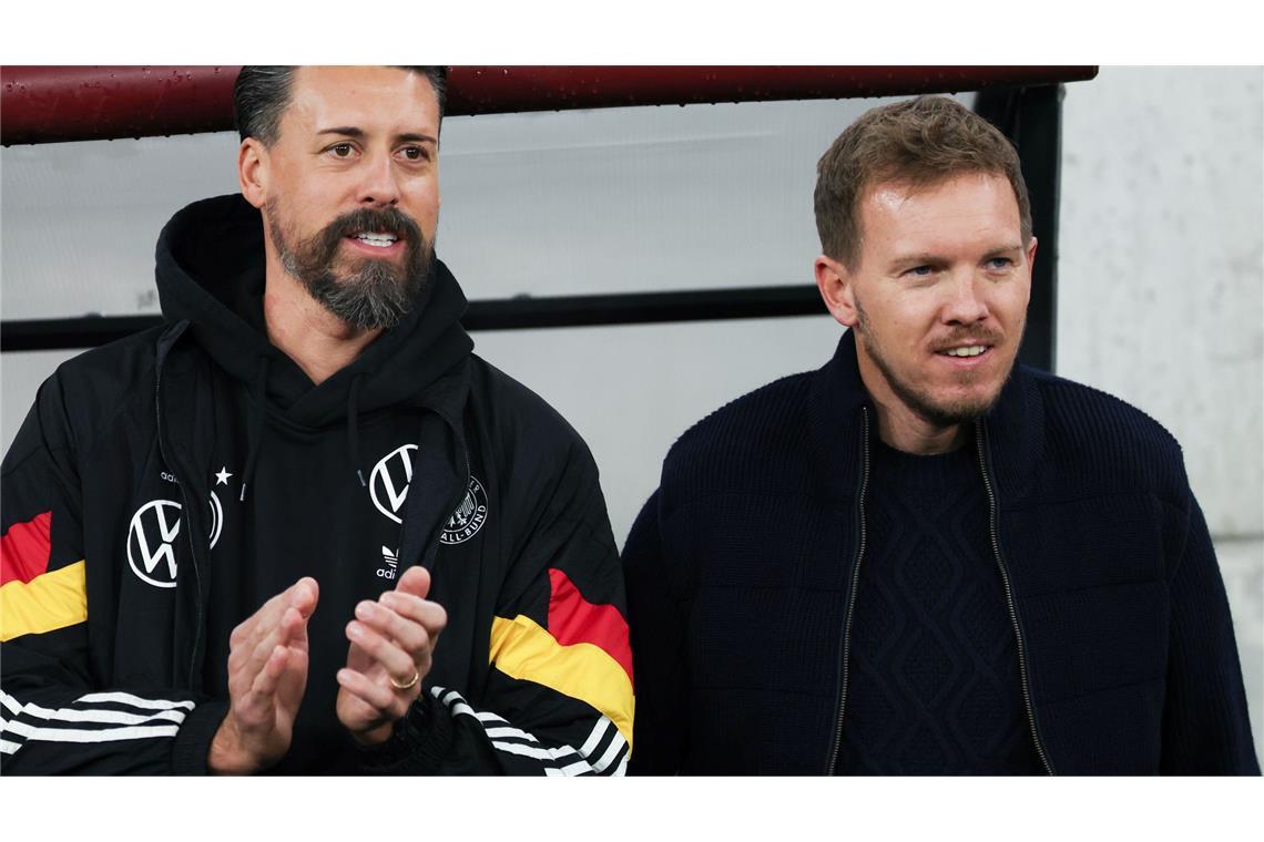 Sandro Wagner (l) will mindestens bis zur WM 2026 an der Seite von Julian Nagelsmann bleiben.