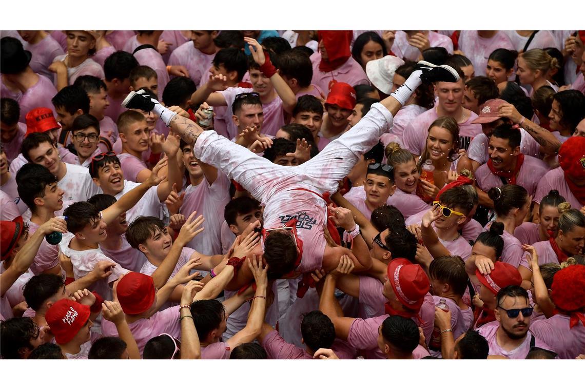 Sanfermines"-Fest in Pamplona: Feiernde drängen sich auf dem Hauptplatz