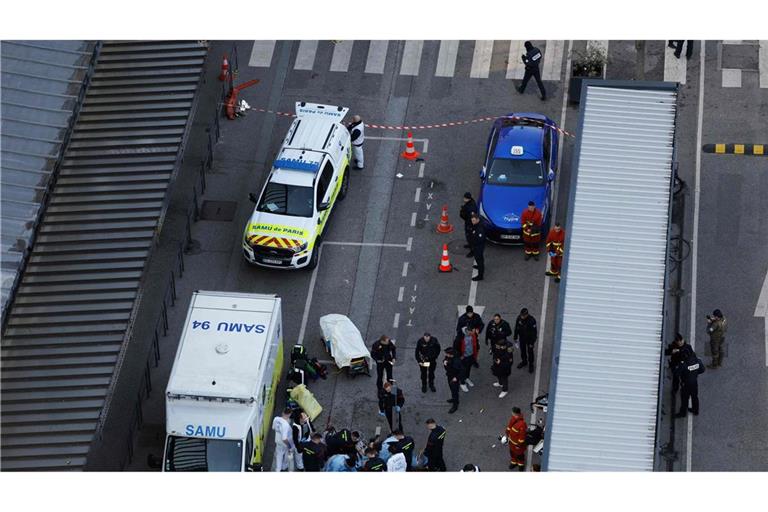 Sanitäter arbeiten am Pariser Bahnhof Austerlitz, nachdem zwei Personen von einem Sicherheitsbeamten der Bahn angeschossen und verletzt wurden.