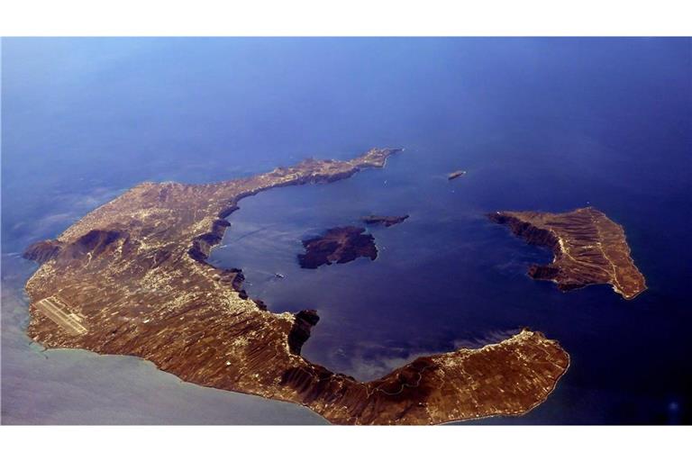 Santorini, die griechische Vulkaninsel in der Ägäis, aus der Vogelperspektive: links die Hauptinsel Thira, Nea Kameni in der Mitte der Caldera und rechts Thirasia, die den nordwestlichen Rand des Beckens bildet.