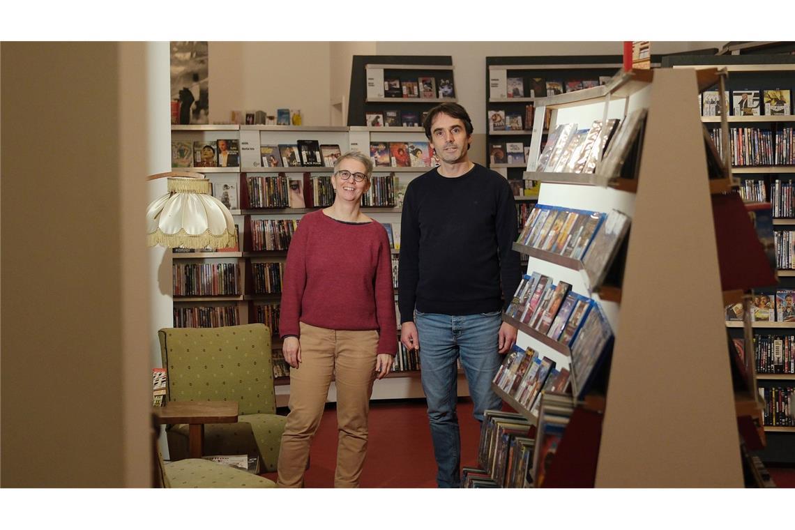 Sara Binay und Stan-Oliver Schoch, Mitarbeiter des Filmkunstvereins Format, stehen in der Videothek in Halle.