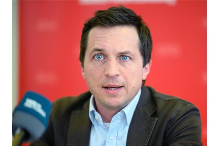 Sascha Binder, Generalsekretär der SPD Baden-Württemberg, spricht während eines Pressegesprächs. Foto: Sebastian Gollnow/dpa/Archivbild