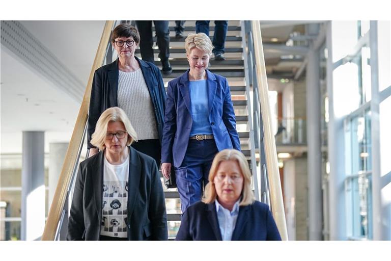 Saskia Esken, Anke Rehlinger (SPD), Manuela Schwesig (SPD) und Bärbel Bas (SPD) kommen am Rande der Sondierungsgespräche von Union und SPD eine Treppe im Jakob-Kaiser-Haus hinunter.