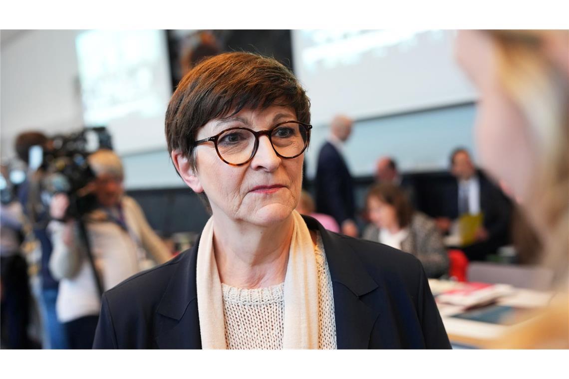 Saskia Esken will trotz des Wahldesasters SPD-Parteichefin bleiben. (Archivbild)