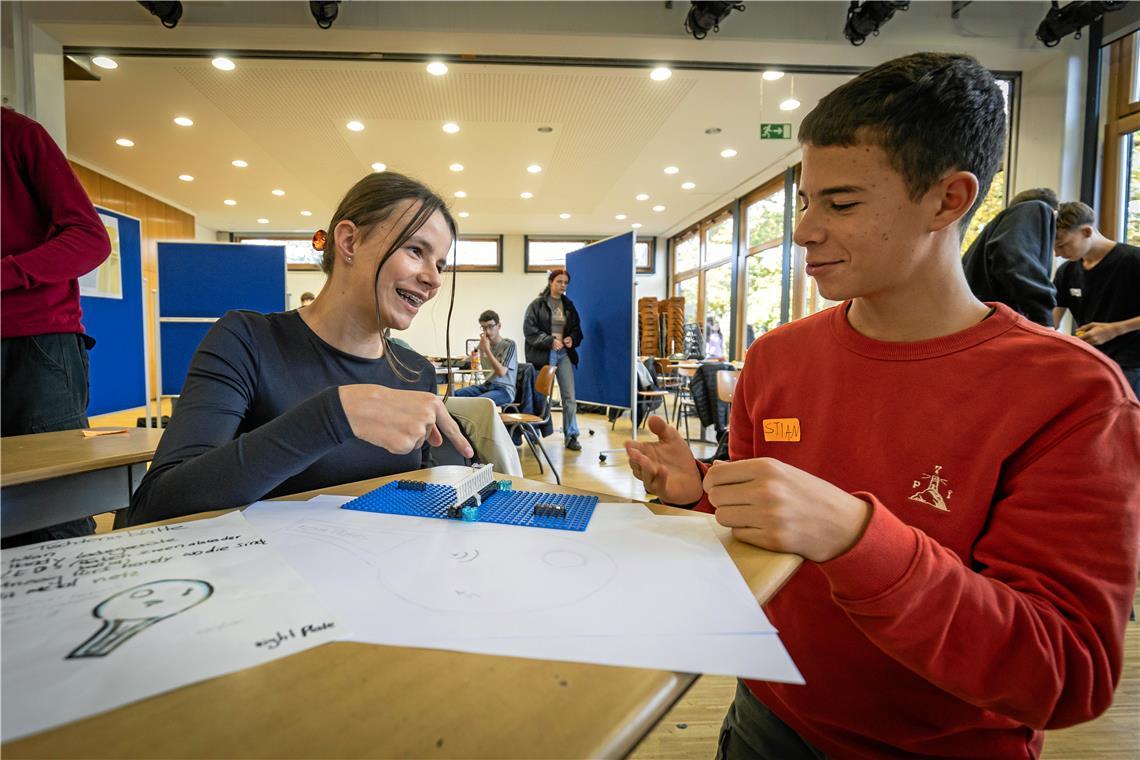 Saskia Girschek (links) und Stian Bali haben ein Modell ihrer Tischtennisplatte aus Lego-Steinen gebaut.Fotos: Alexander Becher