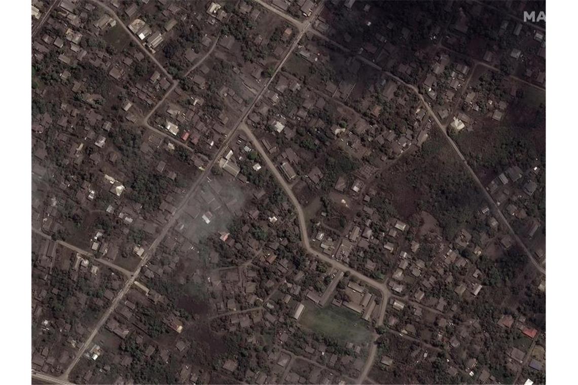 Vulkanausbruch: Tonga macht Angaben zu Toten und Schäden Satellitenbild von aschebedeckten Häusern auf Tonga. Foto: Uncredited/Satellite image ©2022 Maxar Technologies/dpa
