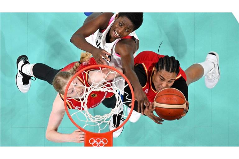 Satou Sabally (r.) und die deutschen Basketballerinnen haben bei Olympia auch ihr zweites Spiel gewonnen.