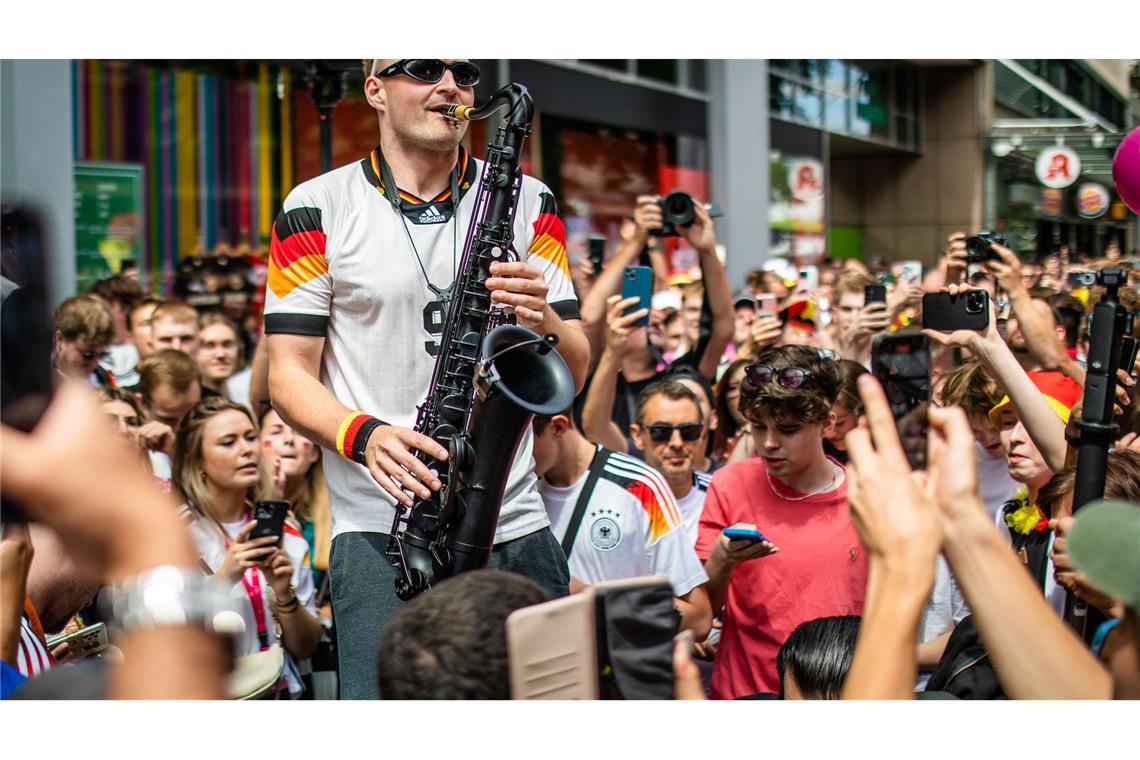 Saxofonist Andre Schnura heizt in Stuittgart die Stimmung unter den Fans vor dem EM-Viertelfinalspiel gegen Spanien an