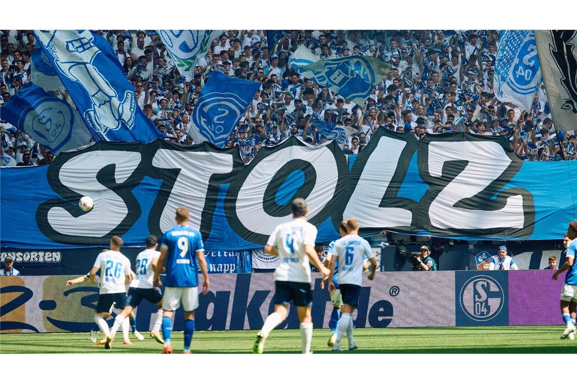 Schalkes Fans feuern ihre Mannschaft im Spiel in der 2. Bundeslisa gegen Hansa Rostock in Gelsenkirchen an: Auf einem Banner steht groß "Stolz".