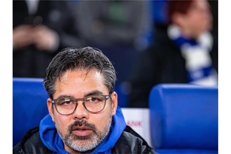 Schalkes Trainer David Wagner sitzt vor einem Spiel auf der Trainerbank. Foto: Guido Kirchner/dpa/Archiv