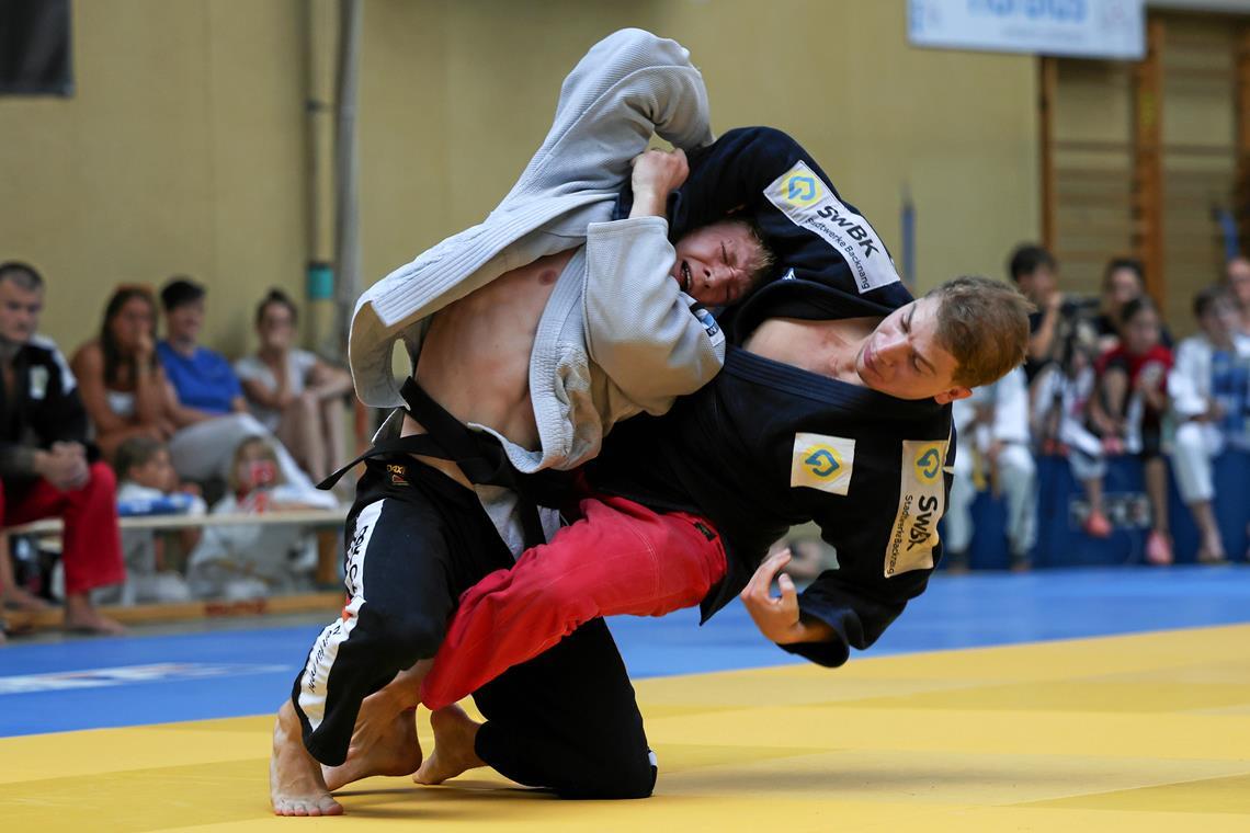 Schamil Dzavbatyrov (rechts), hier im Duell gegen Lennart Slamberger, holt zwei wichtige Punkte. Foto: Alexander Becher