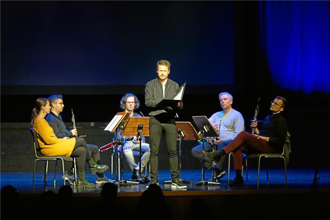 Schauspieler Roman Knižka (mitte) und Opus 45 bringen Schülern Geschichten aus Theresienstadt nahe. Foto: Alexander Becher