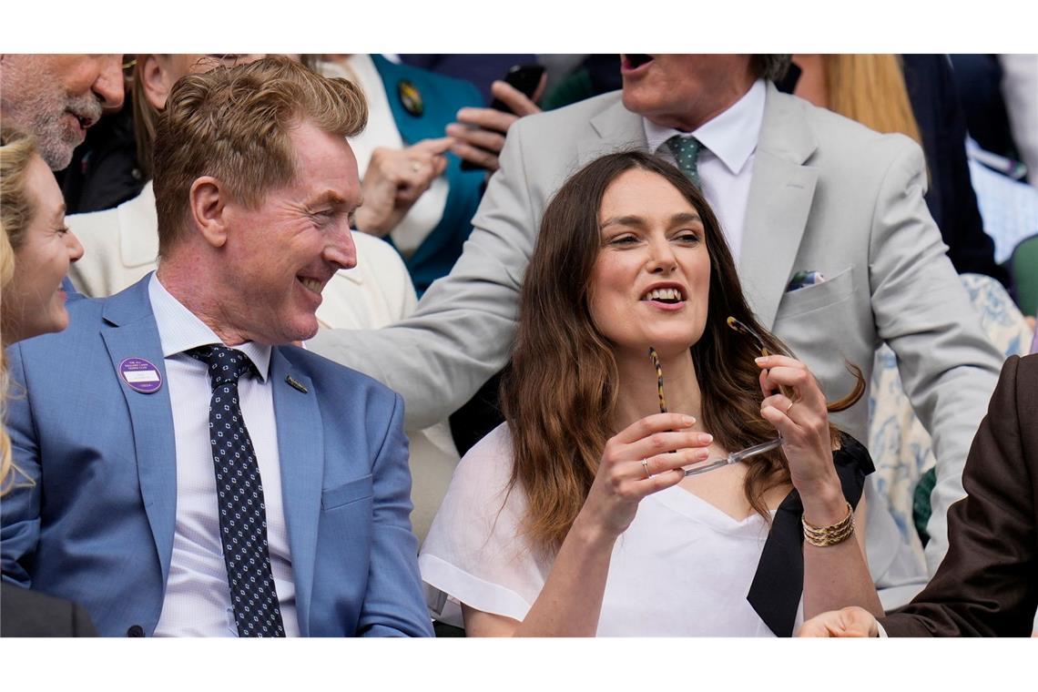 Schauspielerin Keira Knightley und Tennisspieler Mark Woodforde unterhalten sich auf dem Centre Court.