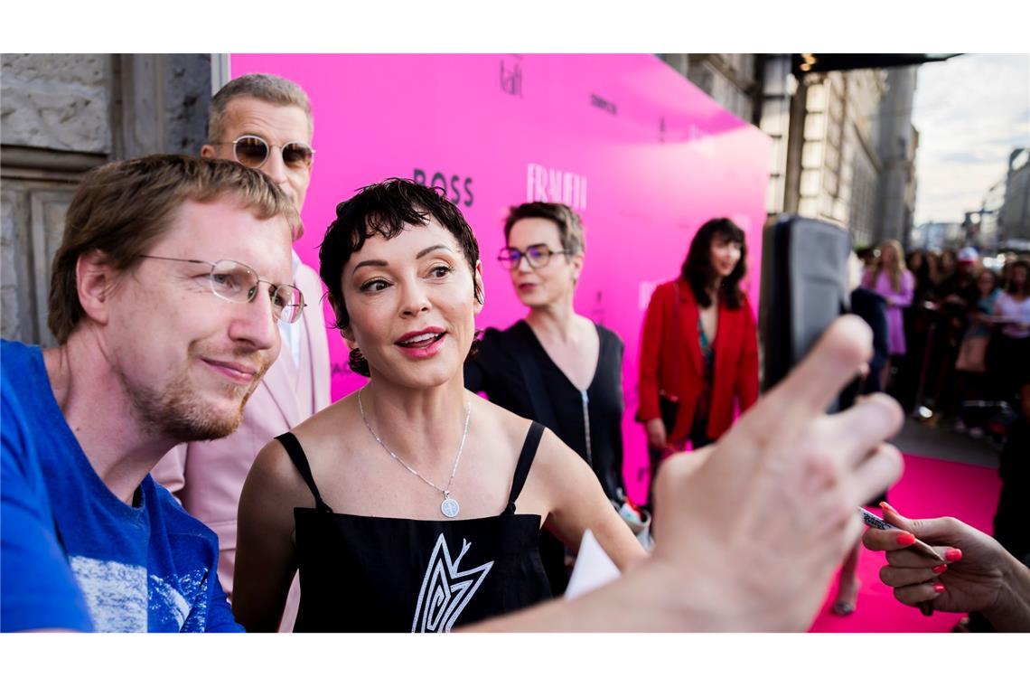 Schauspielerin McGowan macht Selfies mit Fans.