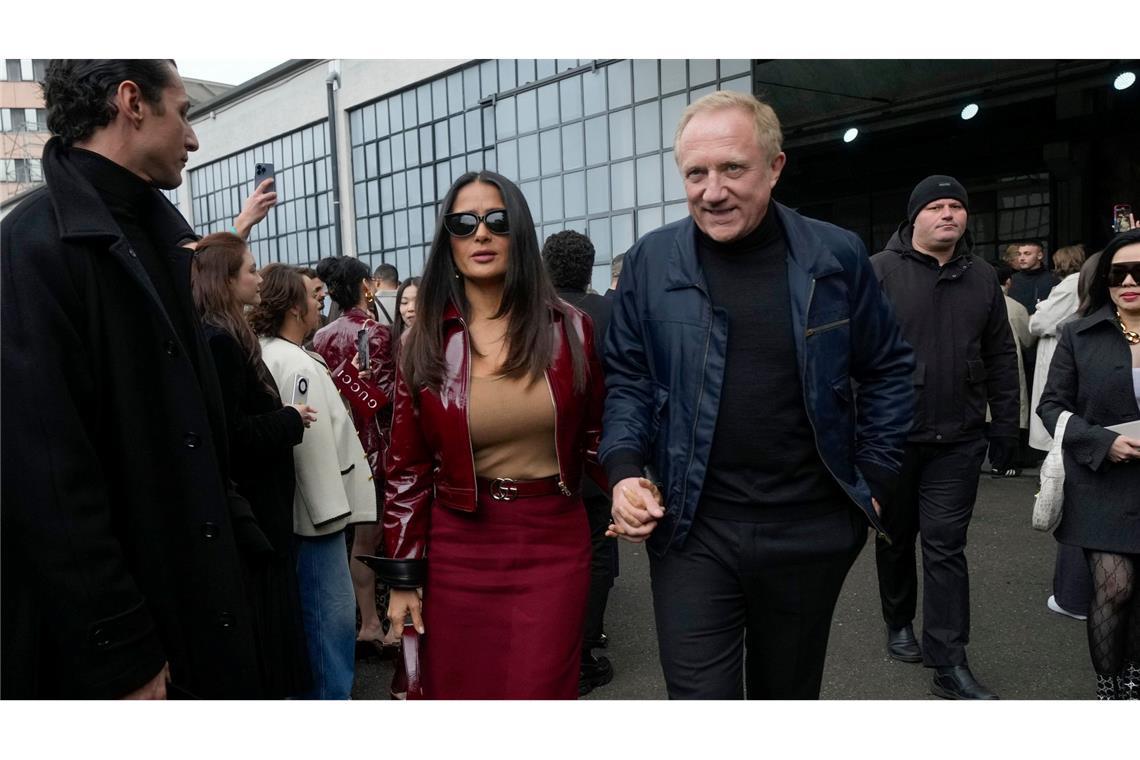 Schauspielerin Salma Hayek (M) war Gästin bei der Präsentation der Gucci-Damenkollektion.