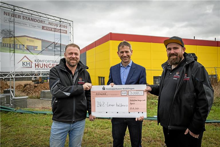 Scheckübergabe am neuen Firmenstandort in den Lerchenäckern: Die Brüder Danilo (links) und Sebastian Hunger mit BKZ-Redaktionsleiter Kornelius Fritz (Mitte).Foto: Alexander Becher