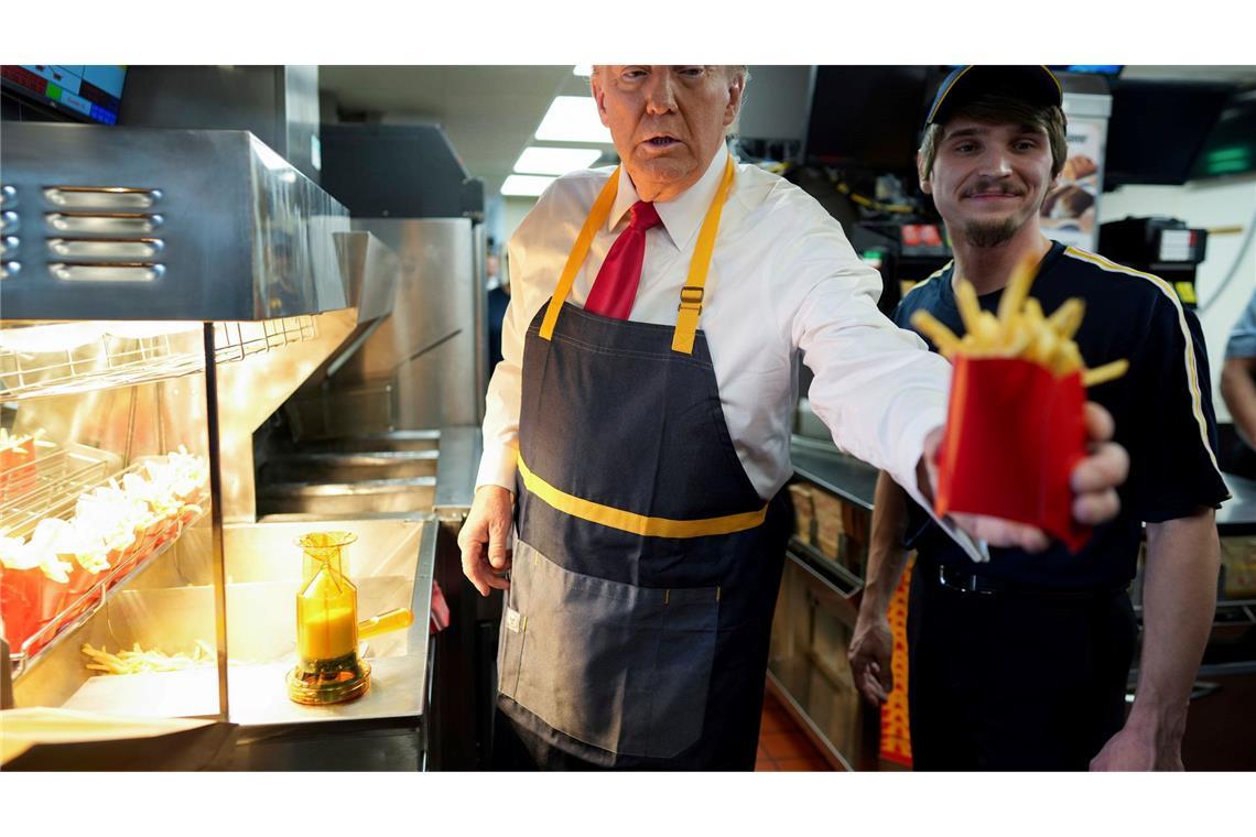 Schick in Schürze: Trump hat sein Jackett gegen die Arbeitskleidung bei McDonald's eingetauscht.