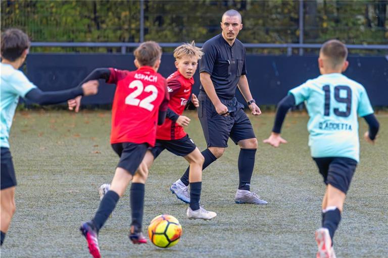 Schiedsrichter-Neuling Albin Jashari aus Backnang ist beim D-Jugend-Spiel in Großaspach immer auf Ballhöhe. Foto: Alexander Becher