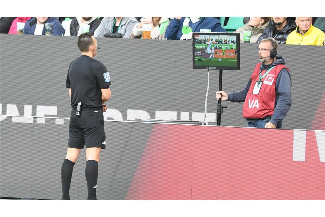 Schiedsrichter Sven Jablonski steht am VAR (Archivfoto). Norwegens Fußballklubs wollen den Videobeweis abschaffen.