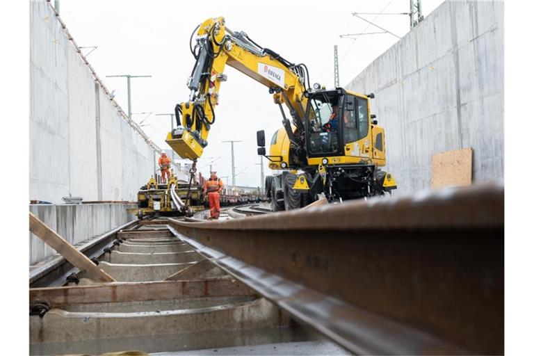 Schienen für die Tunnel des Bahnprojekts Stuttgart 21 werden am Tunneleingang abgeladen. Foto: Bernd Weißbrod/dpa/Archivbild