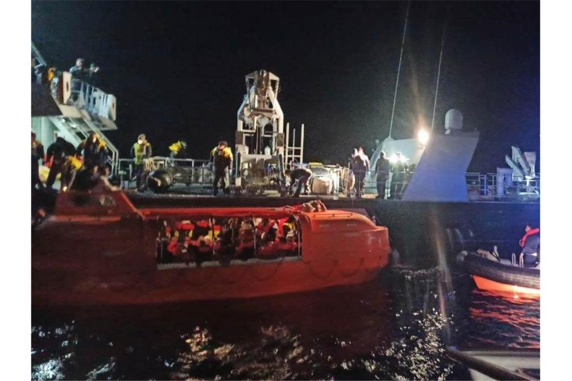 Kaum noch Hoffnung für Vermisste auf brennender Fähre Schiffe der Küstenwache retten Menschen, die von der Fähre in einem Rettungsboot vor der Insel Korfu evakuiert wurden. Foto: -/Hellenic Coast Guard/XinHua/dpa