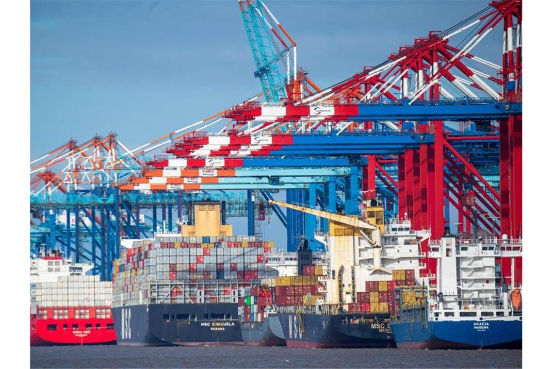 Bremsspuren beim Export zu Jahresbeginn Schiffe liegen im Containerhafen in Bremerhaven. Foto: Sina Schuldt/dpa