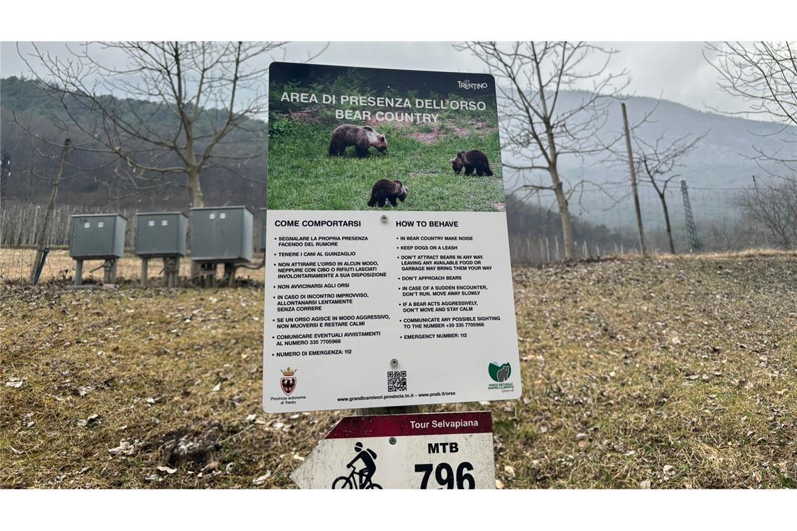 Schilder warnen im Trentino vor Bären. (Archivfoto)