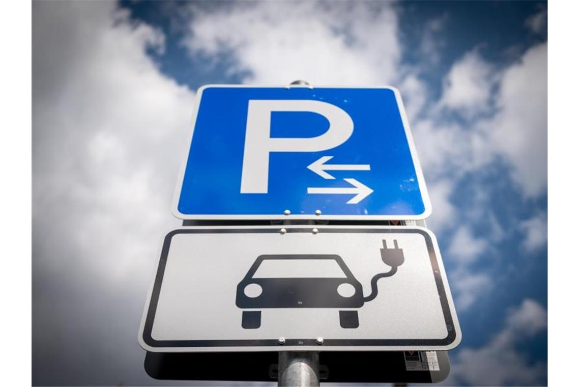 Autobranche macht Druck vor CO2-Plan-Vorstellung Schilder weisen auf Parkplätze für Elektroautos hin. Foto: Hendrik Schmidt/dpa-Zentralbild/dpa