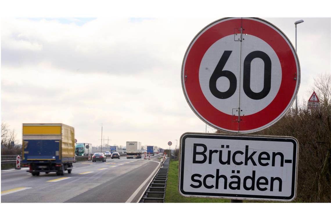 Schilder weisen vor der Moseltalbrücke der Autobahn A61 auf Brückenschäden hin.