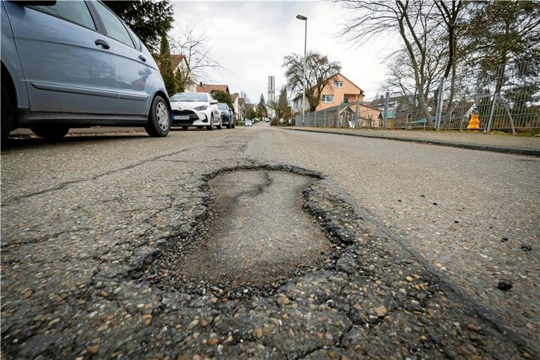 Schlaglöcher wie hier im Seelacher Weg in Backnang können für Zweiradfahrer und Fußgänger gefährlich werden. Foto: Alexander Becher