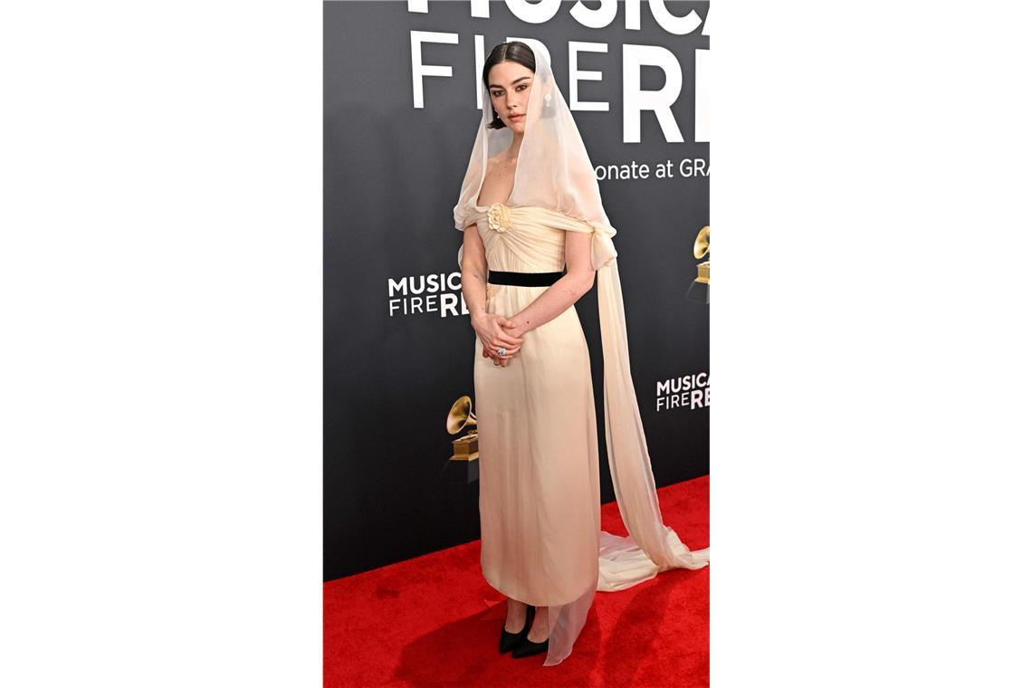 Schleierhaft: Gracie Abrams in einem cremefarbenen Off-Shoulder-Kleid von Chanel.