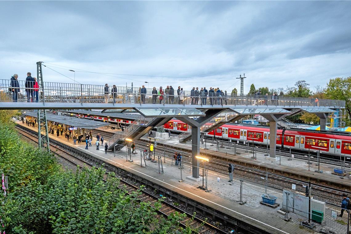 „Schlichte, aber prägnante Formensprache“: Die neue Stadtbrücke verbindet die Maubacher Höhe mit der Innenstadt und den Bahnsteigen.Foto: Alexander Becher