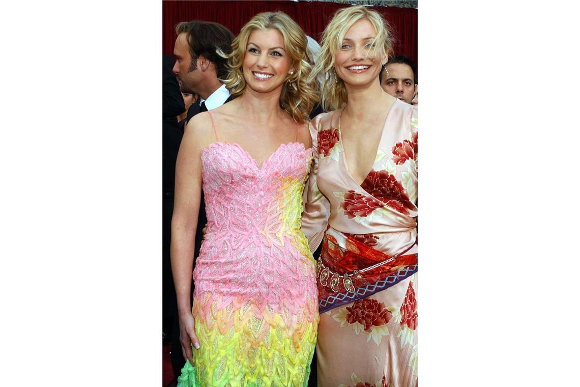 Schlimm hoch zwei: Weder Schauspielerin <b>Cameron Diaz</b> (rechts, in Ungaro), noch Sängerin <b>Faith Hill</b> (in Versace) konnten mit ihren Oscar-Roben <b>2002</b> einen Blumentopf gewinnen.