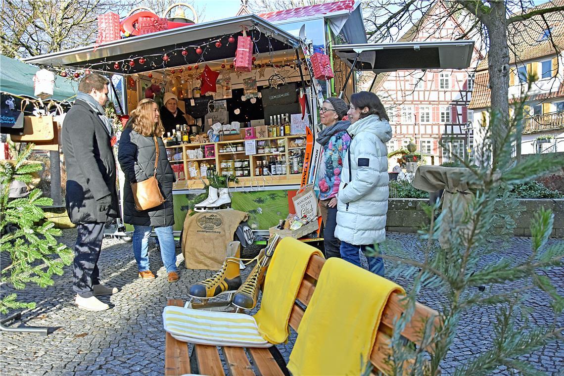 Schlittschuhe, Tannenzweige und ein Stuhl aus Skiern: Der Stand des Schwäbischen Mostviertels von Silke Müller-Zimmermann (Zweite von rechts) überzeugt die Jury mit (von links) Bürgermeister Daniel Bogner, Tanja Schieber und Jennifer Reinert. Foto: Tobias Sellmaier