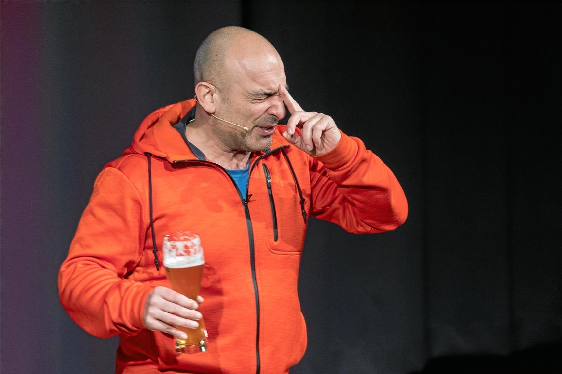 Schluckt vor und nach der Pause jeweils ein Weizen weg: Django Asül. Das ist seit jeher schon Teil seines Programms. Foto: A. Becher